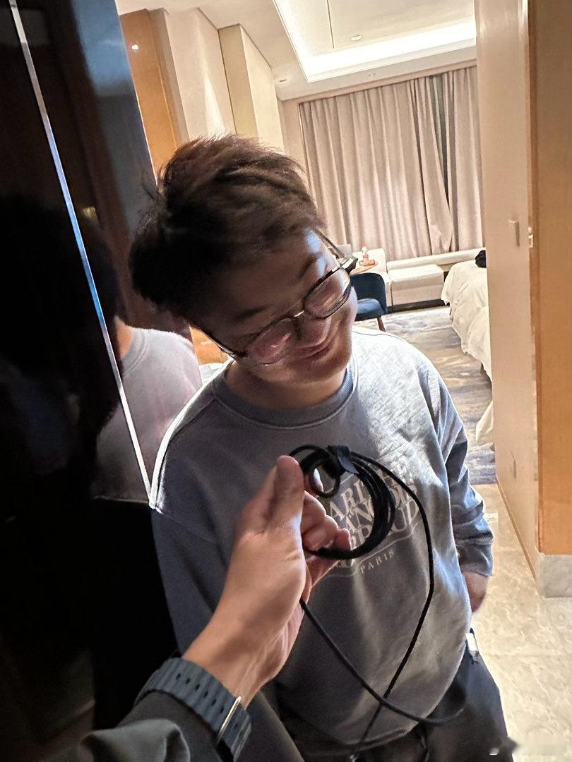 真是出门靠朋友啊，看到我微博就马上借我一条充满高端气息的蔚来type c 线，关