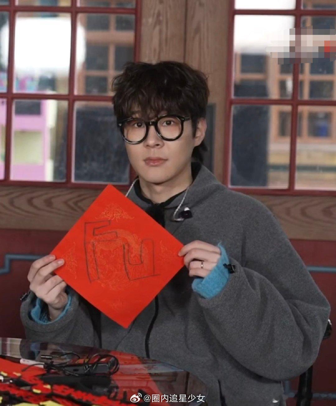 胡夏的手比早安的嘴快 胡夏，你这唱麒麟的新招式从哪学的？早安教的？嘴跟不上，手来