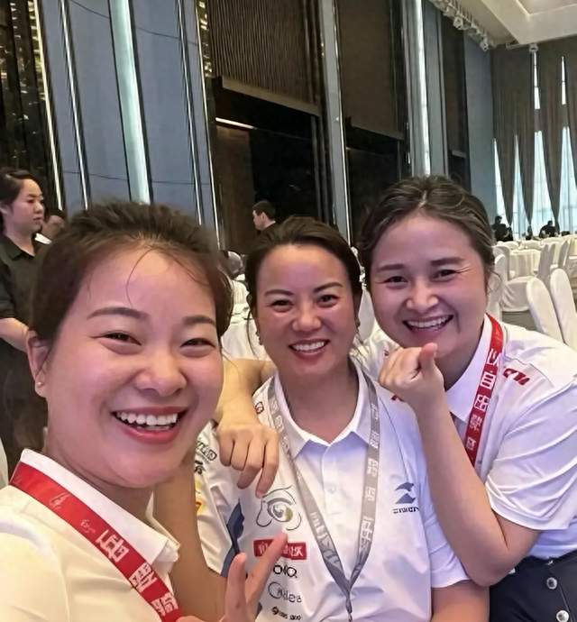 张雪机车帝国背后，站着三个女人