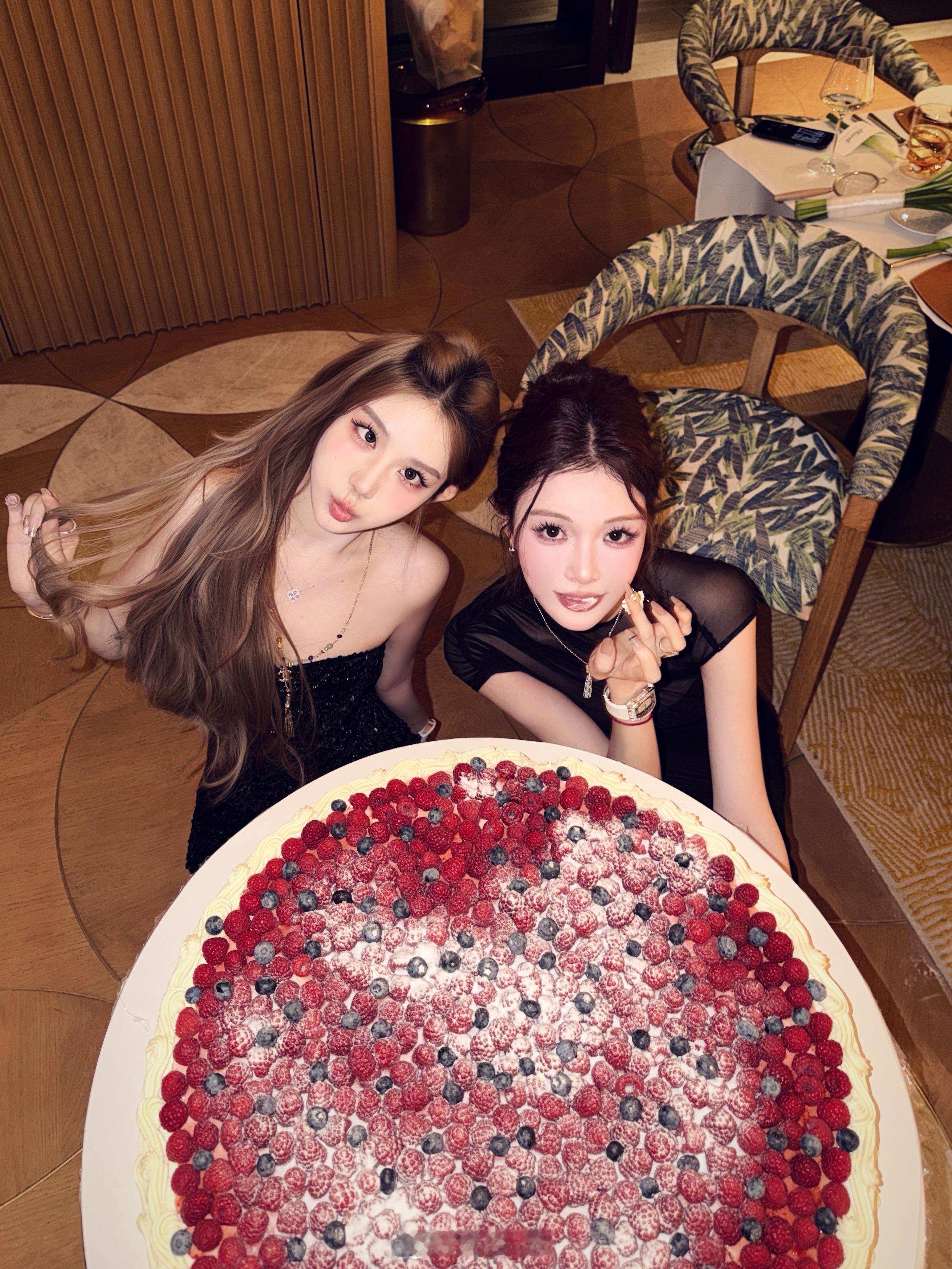 又一年陪小sara过生日啦包场啦lv餐厅🍴～后半场已喝疯掉 全程看yuri壳壳