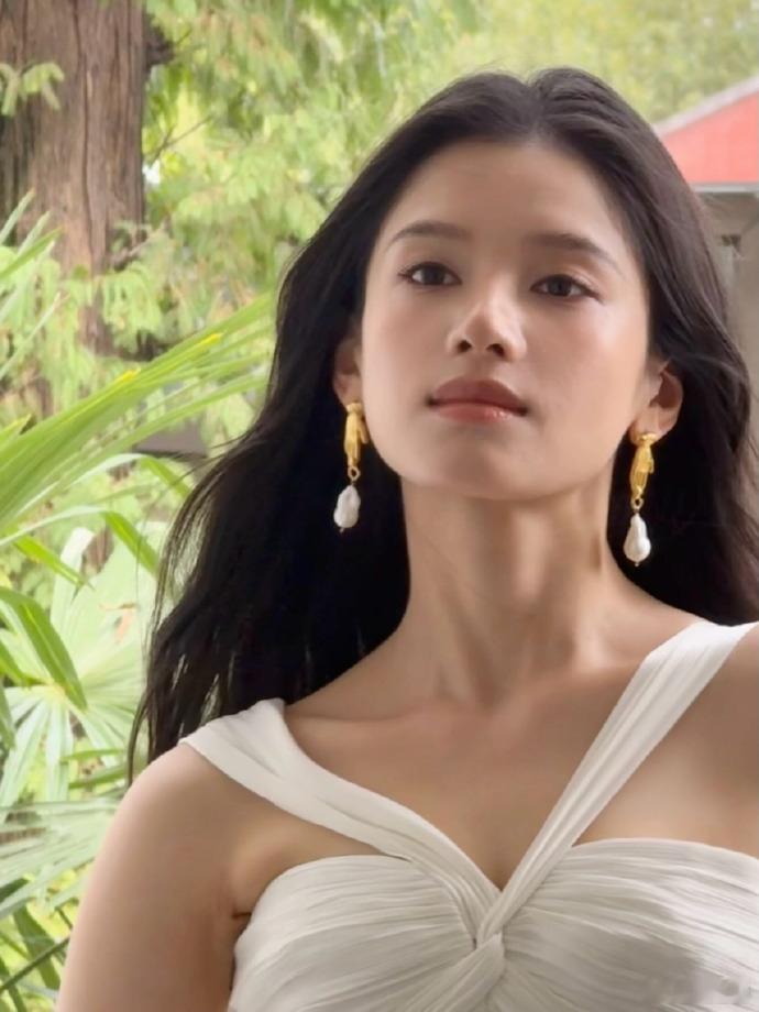 飘动的发丝都在说张婧仪好看  不愧是我心目中独一无二的女神。飘动的发丝都在说张婧