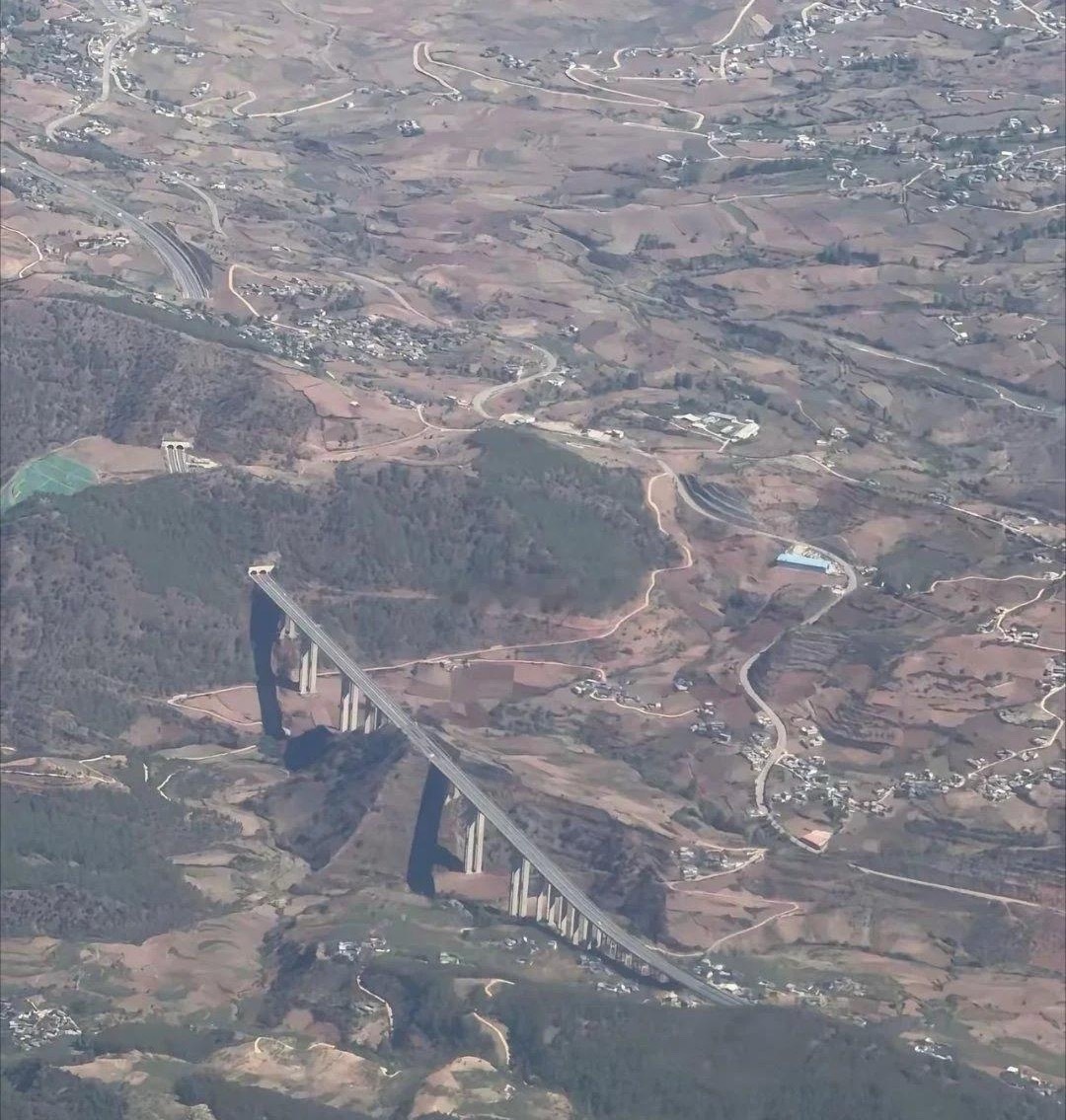 云南某高架公路 网友认为可以从右边绕过去没有必要架桥和打山洞隧道成本会低很多 