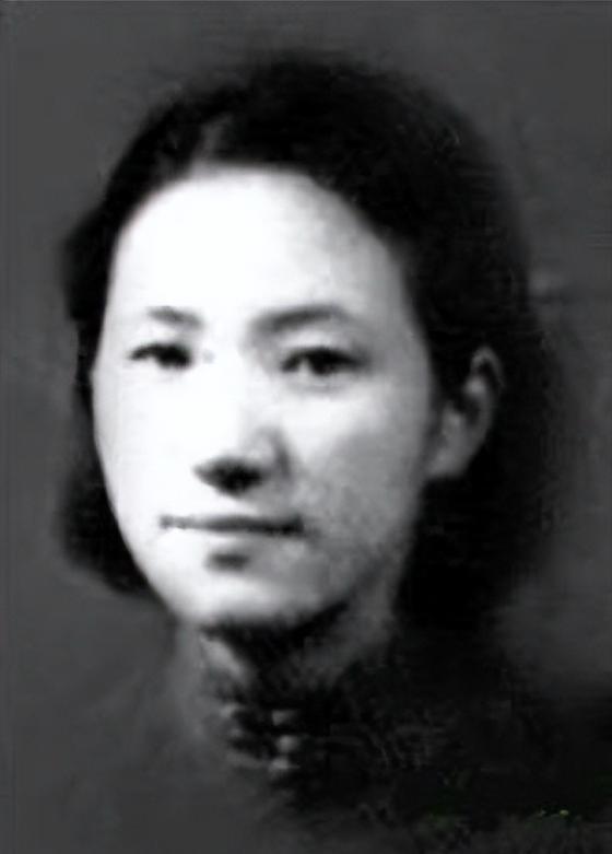 1934 年，新婚第一天，作家苏青就撞见丈夫和表嫂在一起调情，她隐而不发，接连生