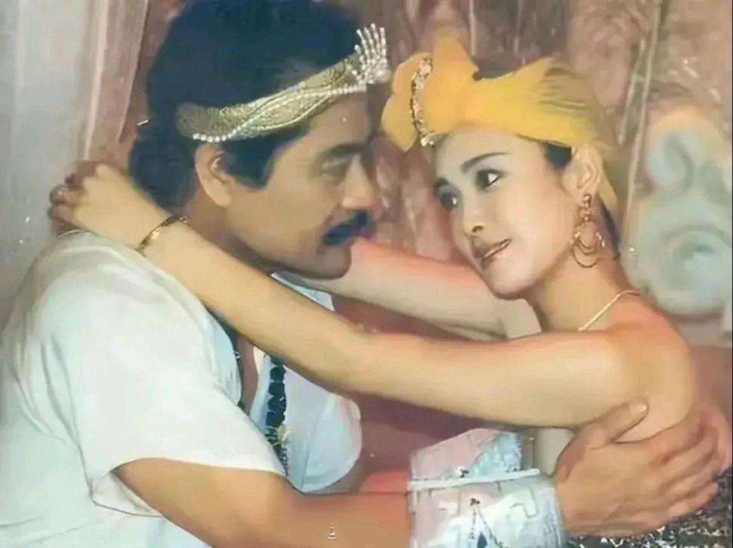 上联：清风细雨吻花落
下联：柔情蜜意噬志消