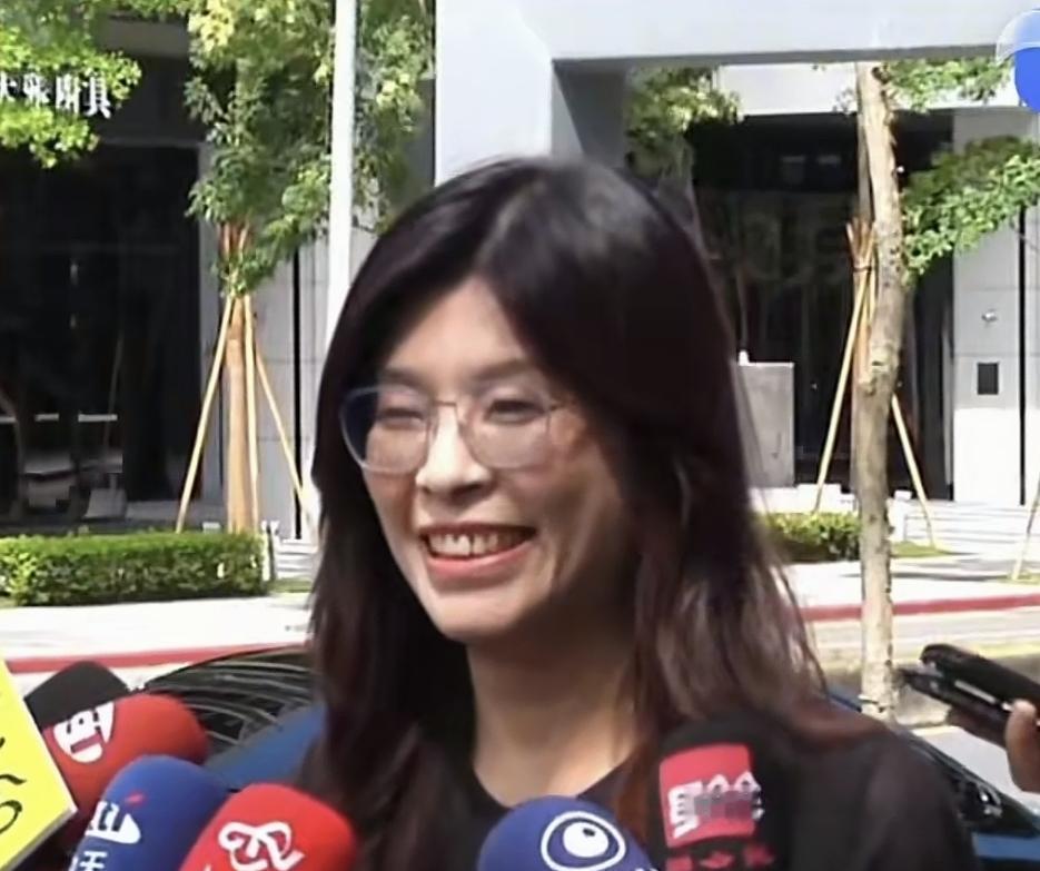 国民党主席选举结果即将揭晓，郑丽文的动向备受关注。在投票最后一天，郑丽文登门拜会