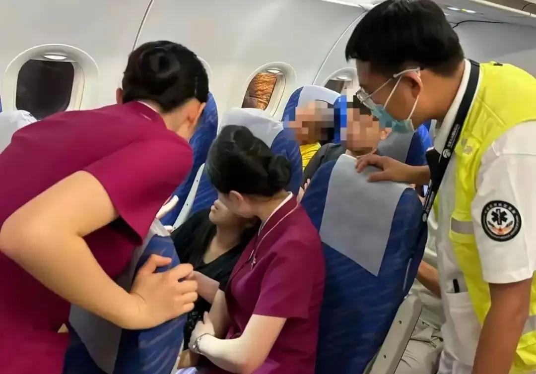 这个乘客不得了，万米高空逼空姐下跪！
原因仅仅是因为，空姐的手推车，不小心碰了他