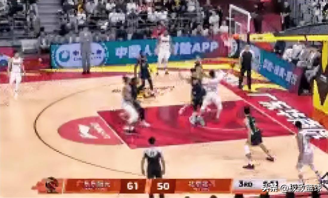 在北京北汽客场挑战广东东阳光的激烈对决中，球队一度陷入被动，第三节还剩七分多钟时