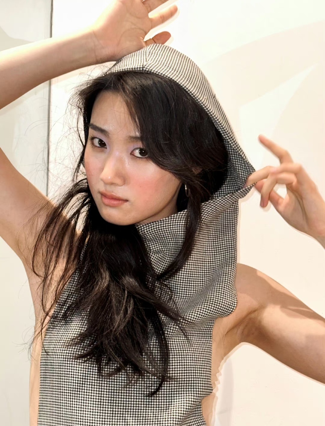 卢昱晓的新妆容看起来脏脏的 ​​​