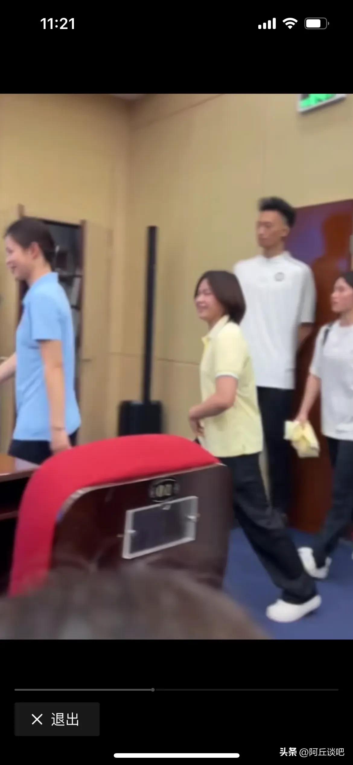 全红婵只会跳水，连基本生活都不能自理，看看这个头发，一个女孩子出席活动连个头发都