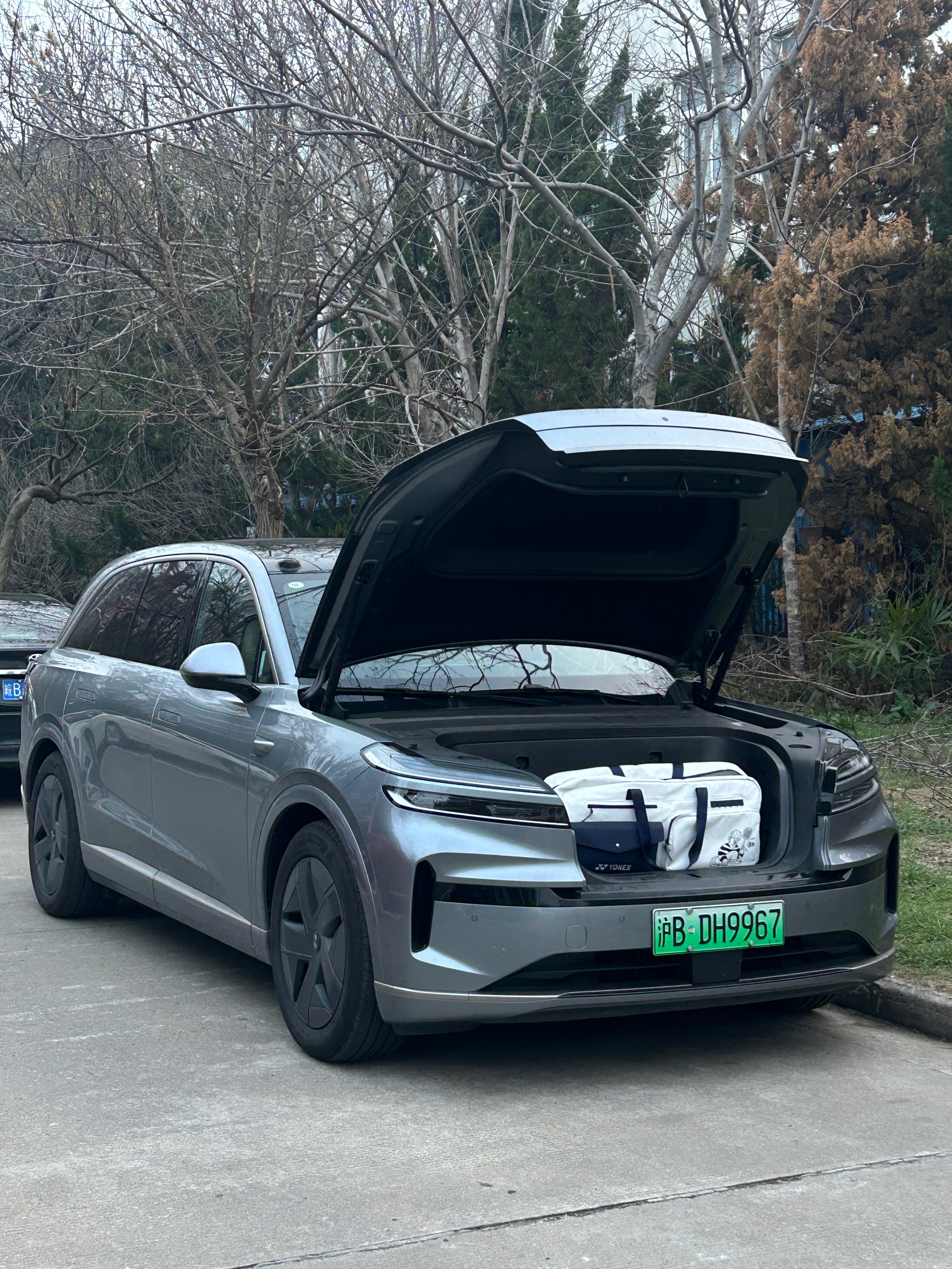 到现在为止，感觉用起来最爽的前备箱～ 