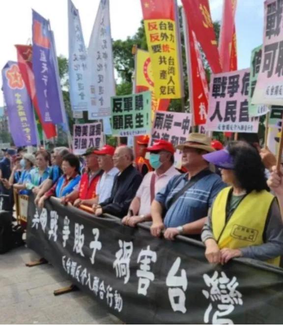 台湾岛内相当一些老百姓毫无底线支持台独、自认不是中国人，还肆意咒骂大陆人民、攻击