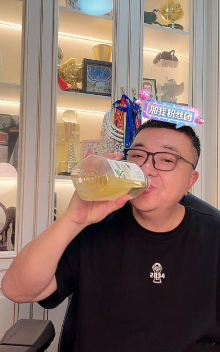 董路直播必有喝水时间。
董路足球小将获得农夫山泉巨额资助后，也是在直播中必备农夫
