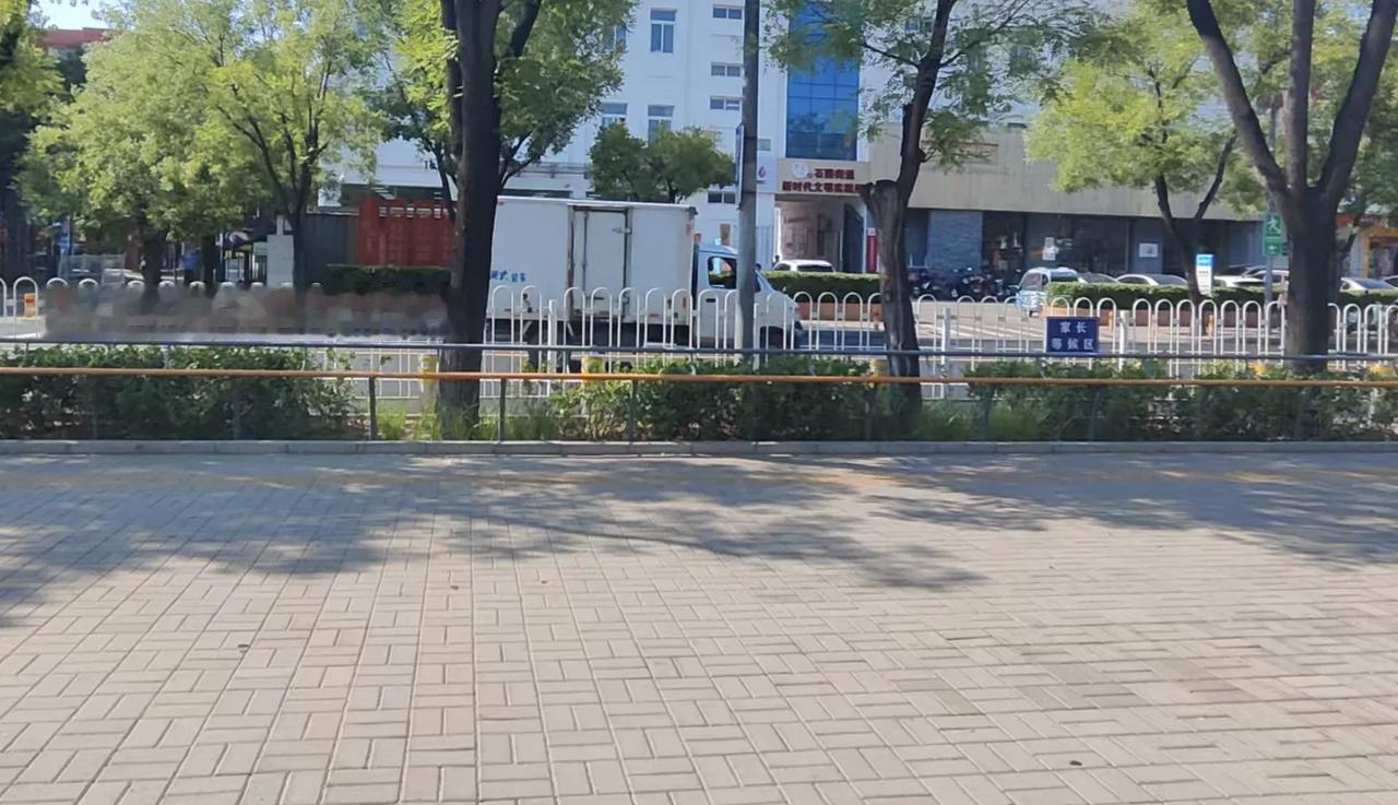 临时座椅、安全隔离栏、不占道且易管理的北京顺义石园小学门口带遮阳廊棚的杆型长椅，