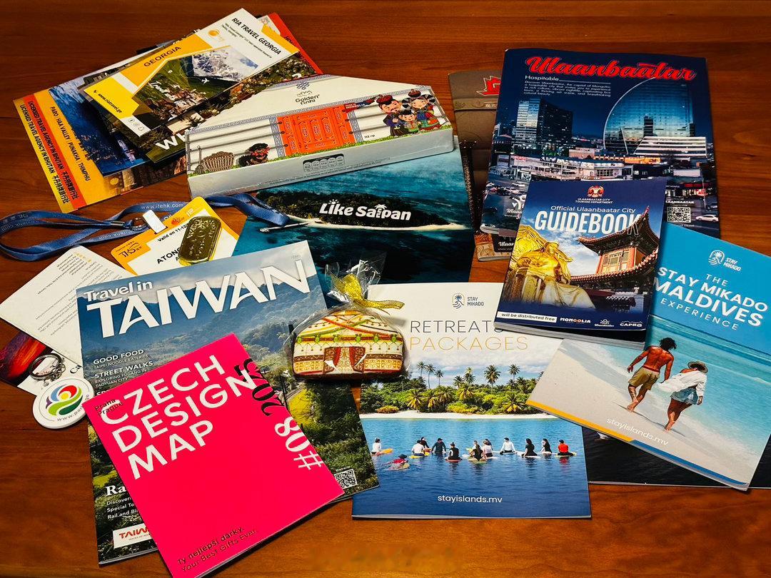 参加香港国际旅游展  ，从展会带回来的各地杂志水准的宣传册，真是见证了大家的审美
