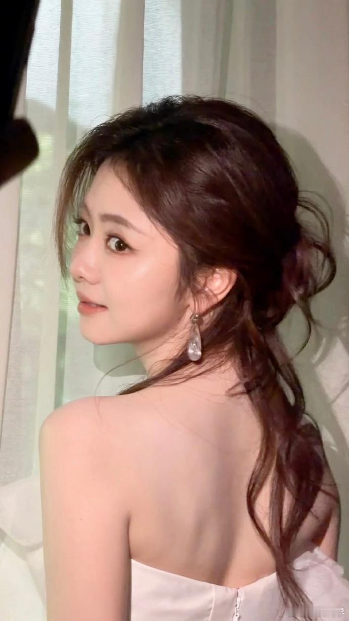 谭松韵谭松韵的消费人格是老好人谭松韵喜欢但不盲目比起跟风追逐热门单品，谭松韵更遵