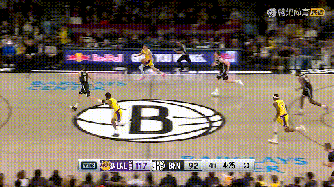 湖人新星布朗尼总是能够给人带来惊喜！在今天湖人客场挑战篮网的比赛中，当时比赛进行