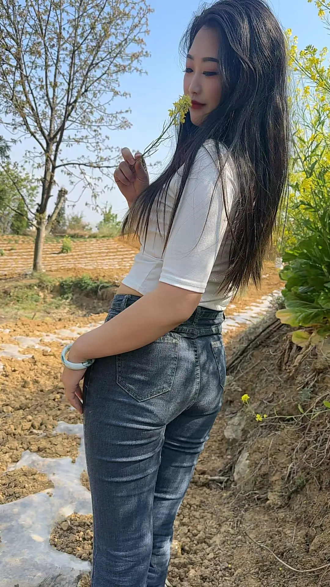 白色上衣牛仔裤 穿牛仔裤的小仙女 农村