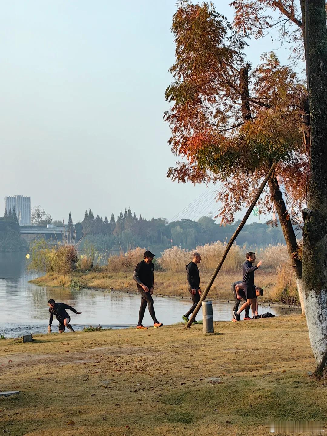 成都网友发的片子。小马他去了成都，还在湖边晨跑。看上去还下河去摸了🐟鱼。这很迷