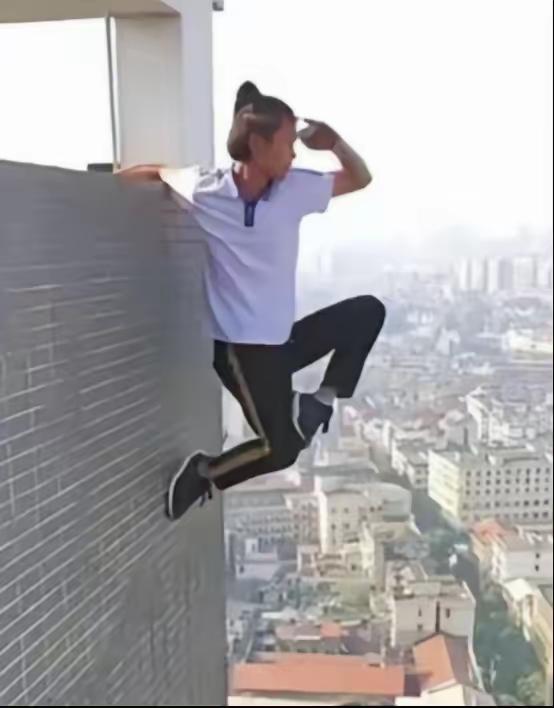 他生前最后那段视频里，双手扒着62楼墙沿，做了两个引体向上，然后挣扎、坠落。这段
