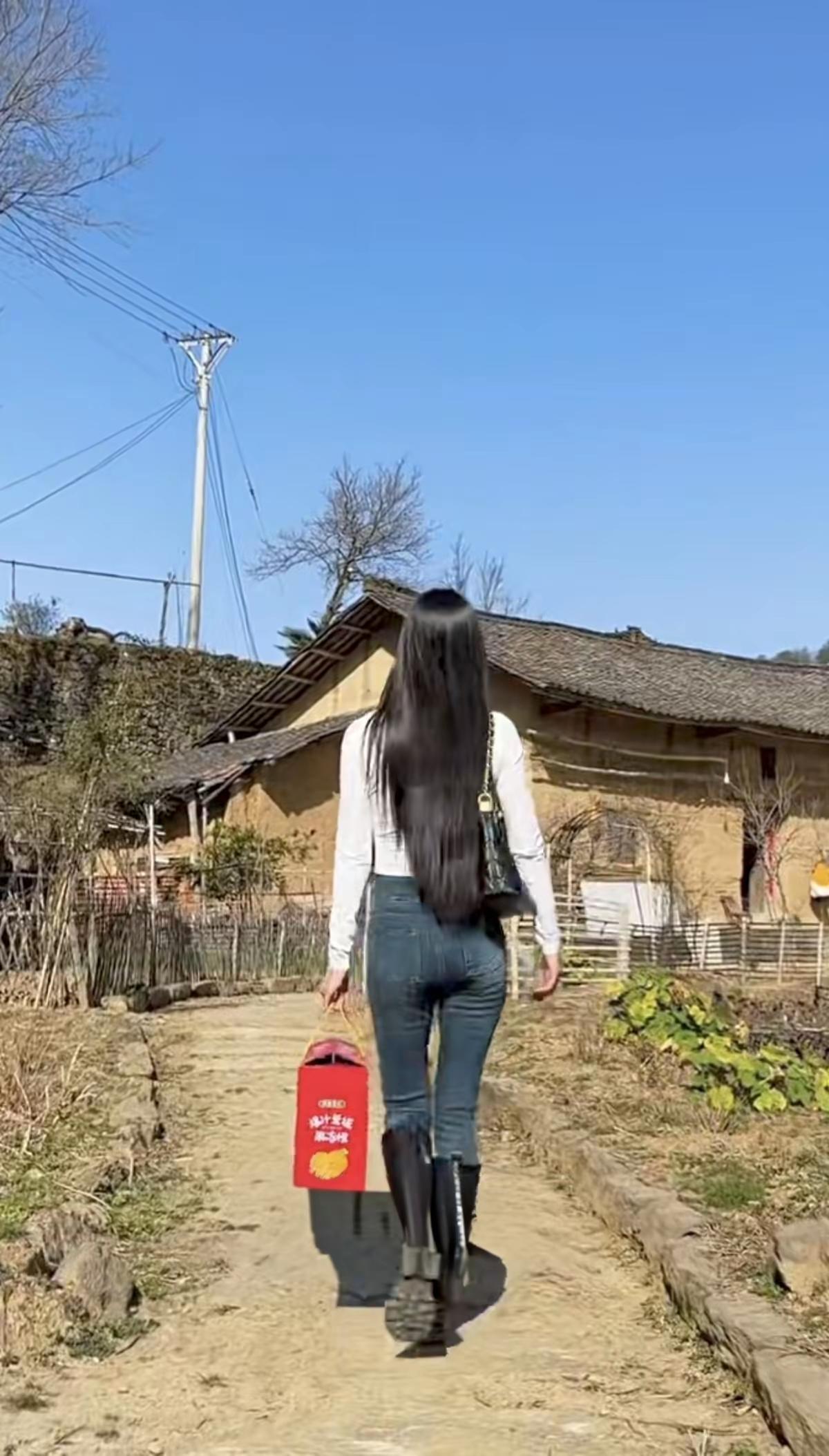 四块玉·念亲恩
礼不奢，情无价，
一片孝心胜荣华。
佳节只为恩情话，
母爱深，恩