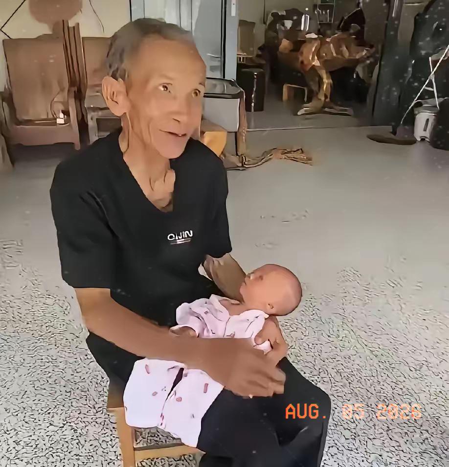 广西68岁大爷抱着刚出生的儿子，满脸欢喜，旁人看着五味杂陈。迎接新生命本该值得庆