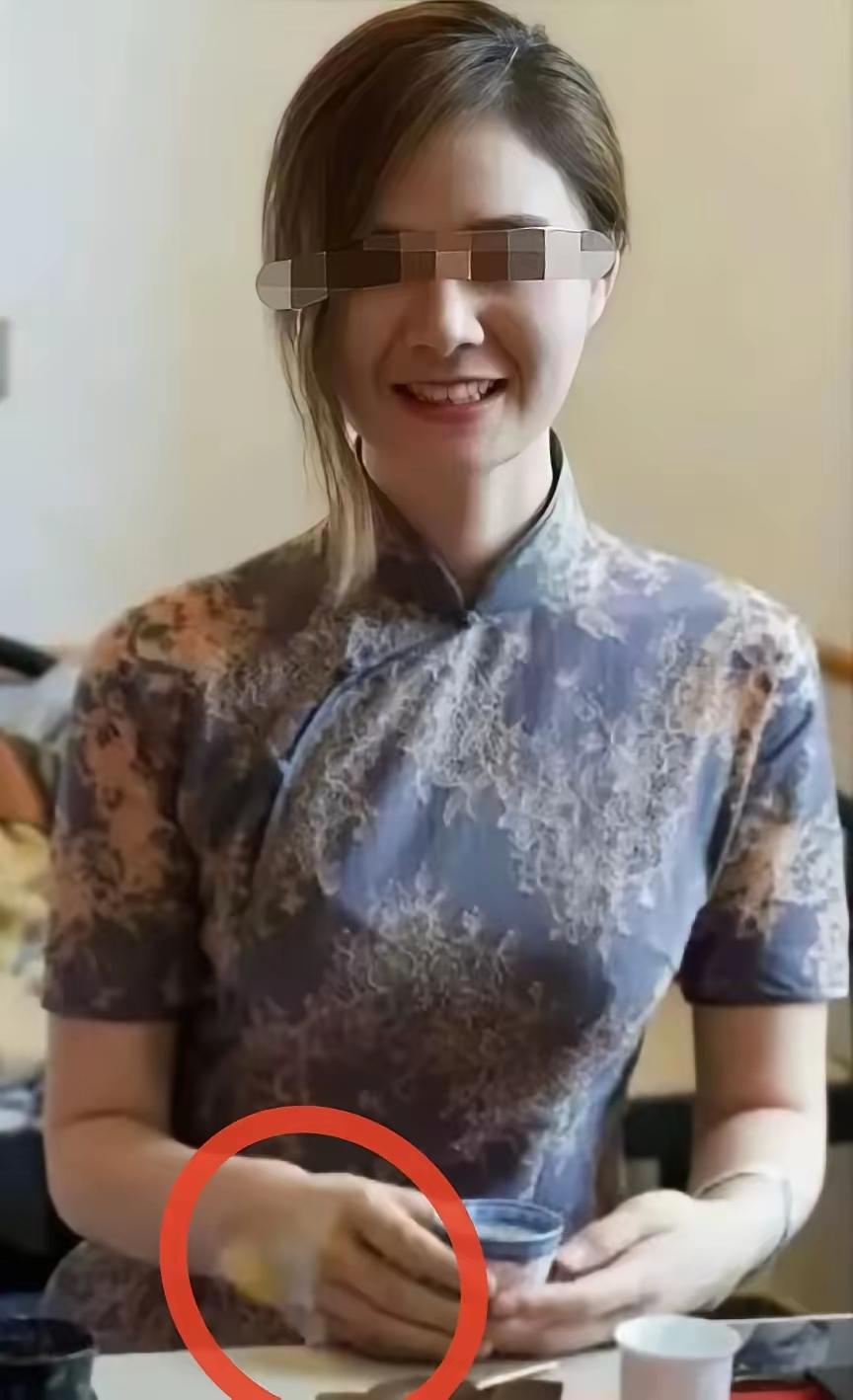 “三姐”曹某阳，不知道大家发现一个细节没有，手腕上清晰留置针格外扎眼，时间线更是