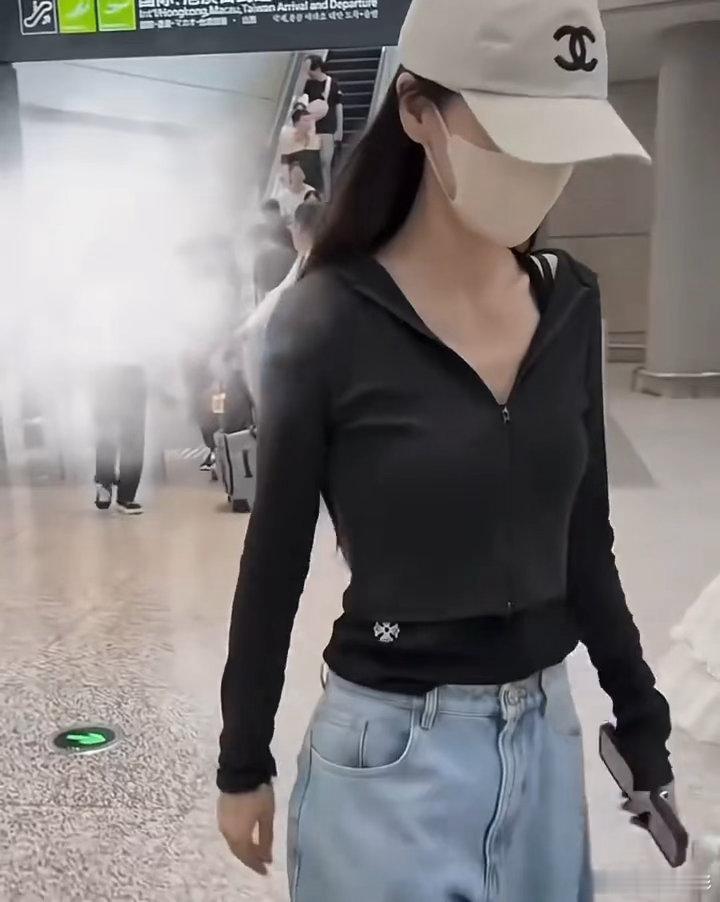 上海街头偶遇Angelababy上海街头路透氛围感拉满，Angelababy自在