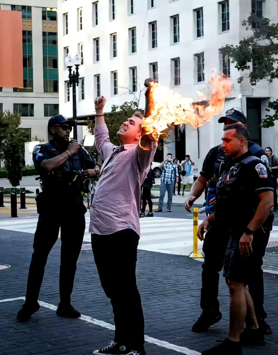 美国摄影记者麦纳在白宫外点燃自己的左臂然后为加沙人民发声的事情已经过去一天了，国