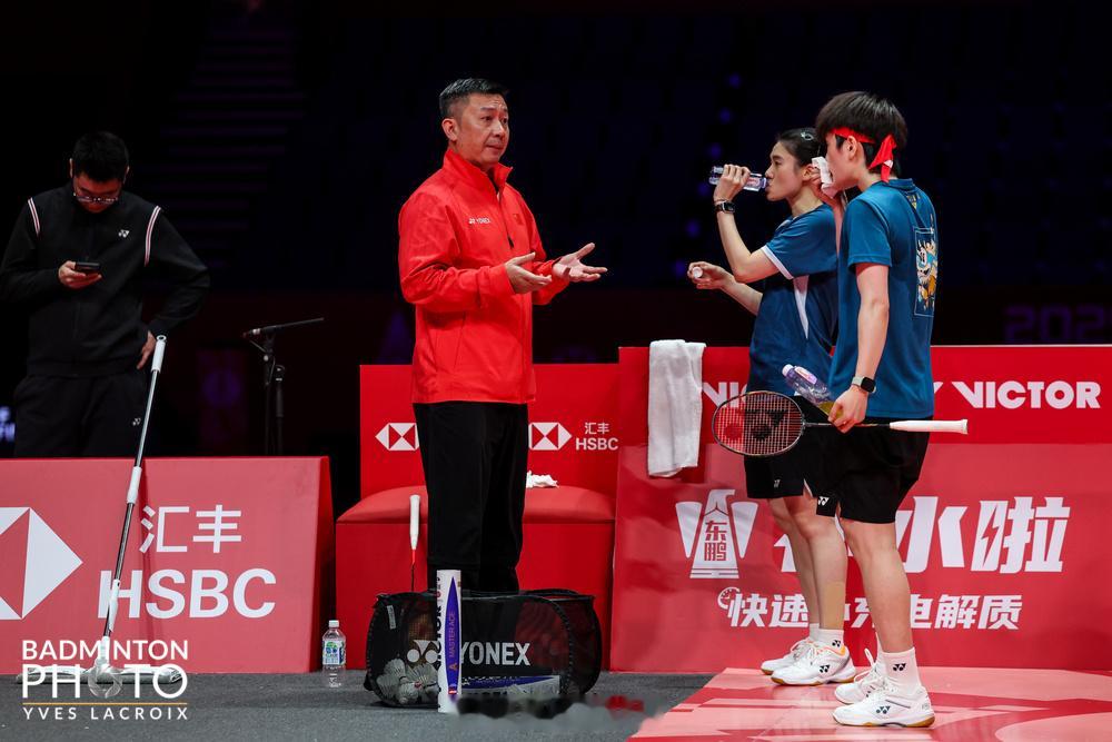 国羽女单组完成赛前训练，明日首场迎内战2025年世界羽联年终总决赛世说新羽