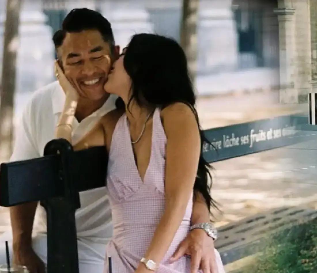 真的是毫不避讳了！何正德带新女友巴黎拍情侣写真，街头亲密亲吻氛围感拉满。
 
据