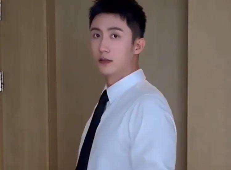 黄景瑜和关晓彤一同参加活动时，他开玩笑地吐槽了关晓彤。他觉得关晓彤本身就很高了，