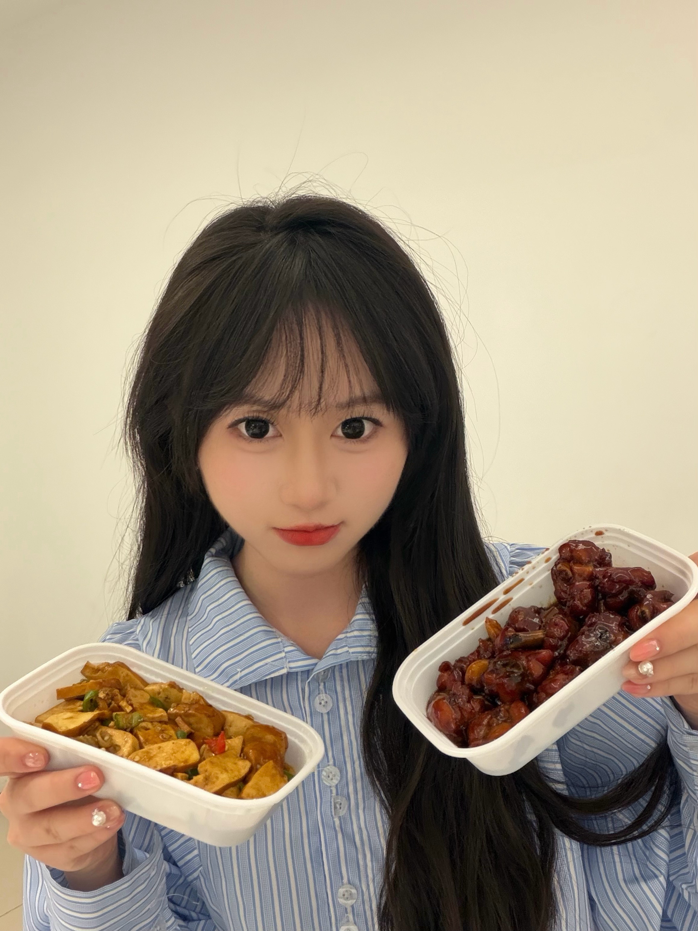 上午拍摄结束啦！ 忙里偷闲吃顿健康餐 有人知道我在哪个品牌的门店休息室吗 猜对没