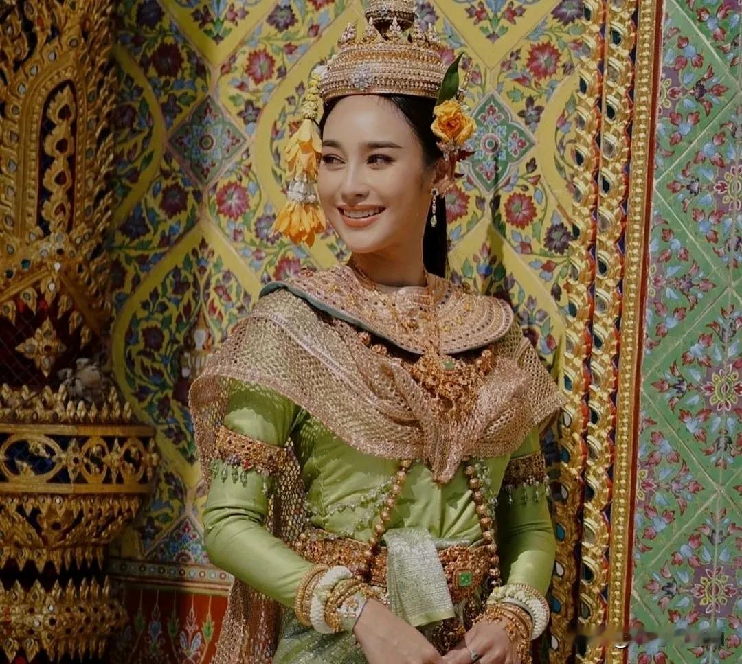 身穿传统服饰的泰国美女，她的长相漂亮，身姿曼妙， 气质甜美，笑靥如花，只是她现在