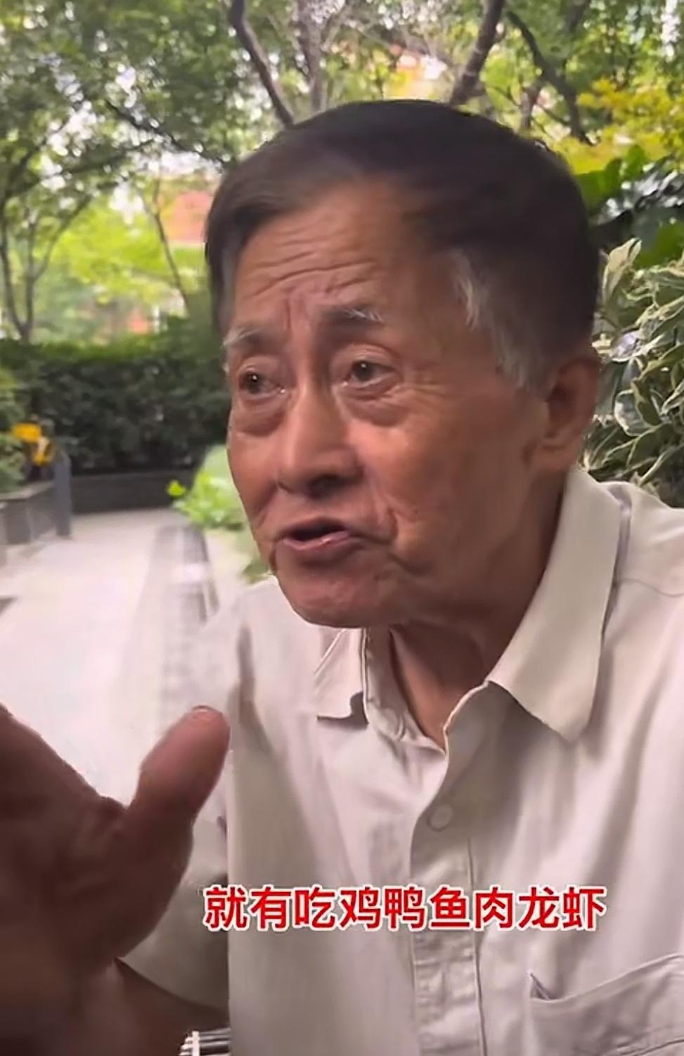 在外人眼里，建工爷叔是一个可怜人！烈日炎炎似火烧，每天出去几十公里，去乞讨一碗八