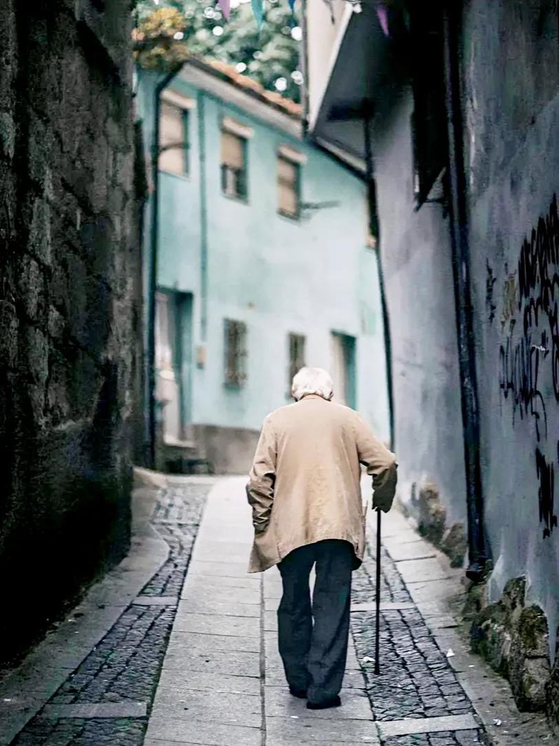 不婚主义、不孩丁克家族晚年的凄惨生活，其实就是等死。