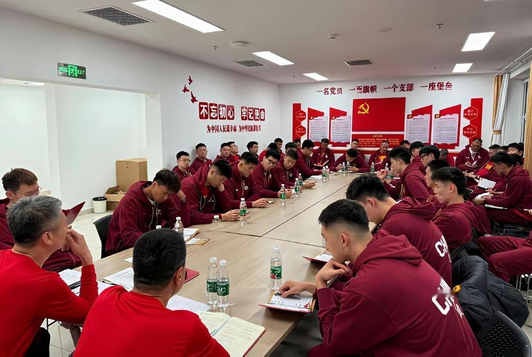 这种会议，开再多意义也不大！
当球员们有退路的时候，在这种压抑的会议上，就只剩下