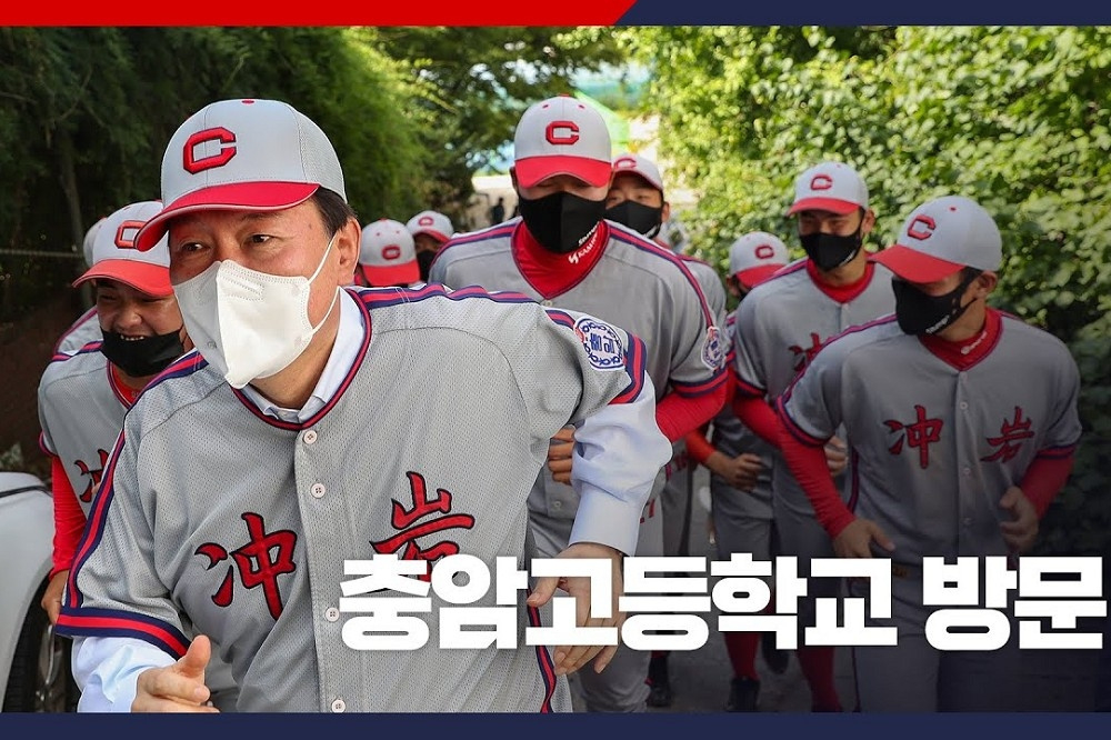 🔻尹锡悦，时任韩国总统，首尔冲岩高中毕业生。🔻李祥敏，时任韩国行政安全部长，