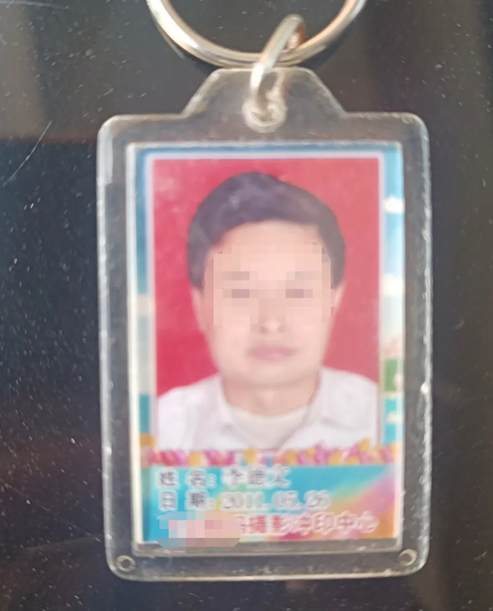 #东莞一学校老师宿舍猝死# 老师真的是很不容易，一个老师要管那么多学生，还要面对