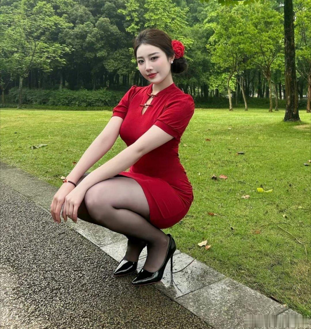 一袭红衣，好喜庆的新娘子。