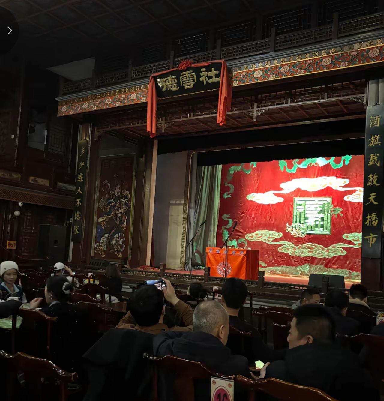 德云社北京大栅栏广德楼剧场查出严重的消防隐患，目前要求限期整改。
 
这就让我想