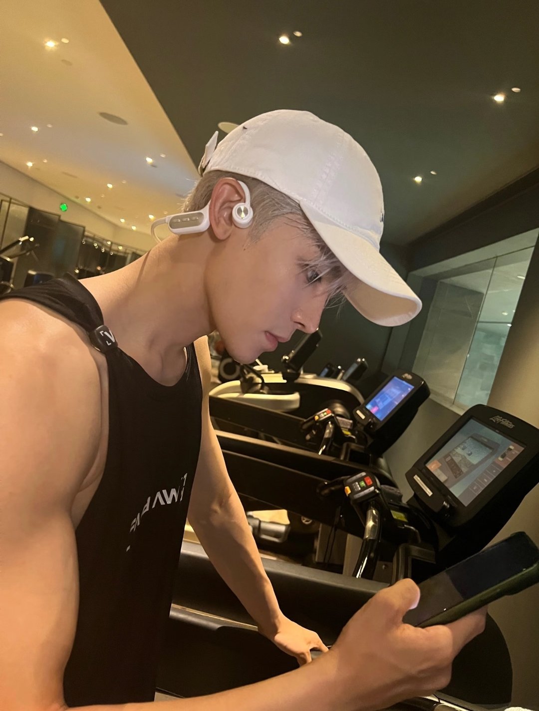 侯明昊健身图片～ 