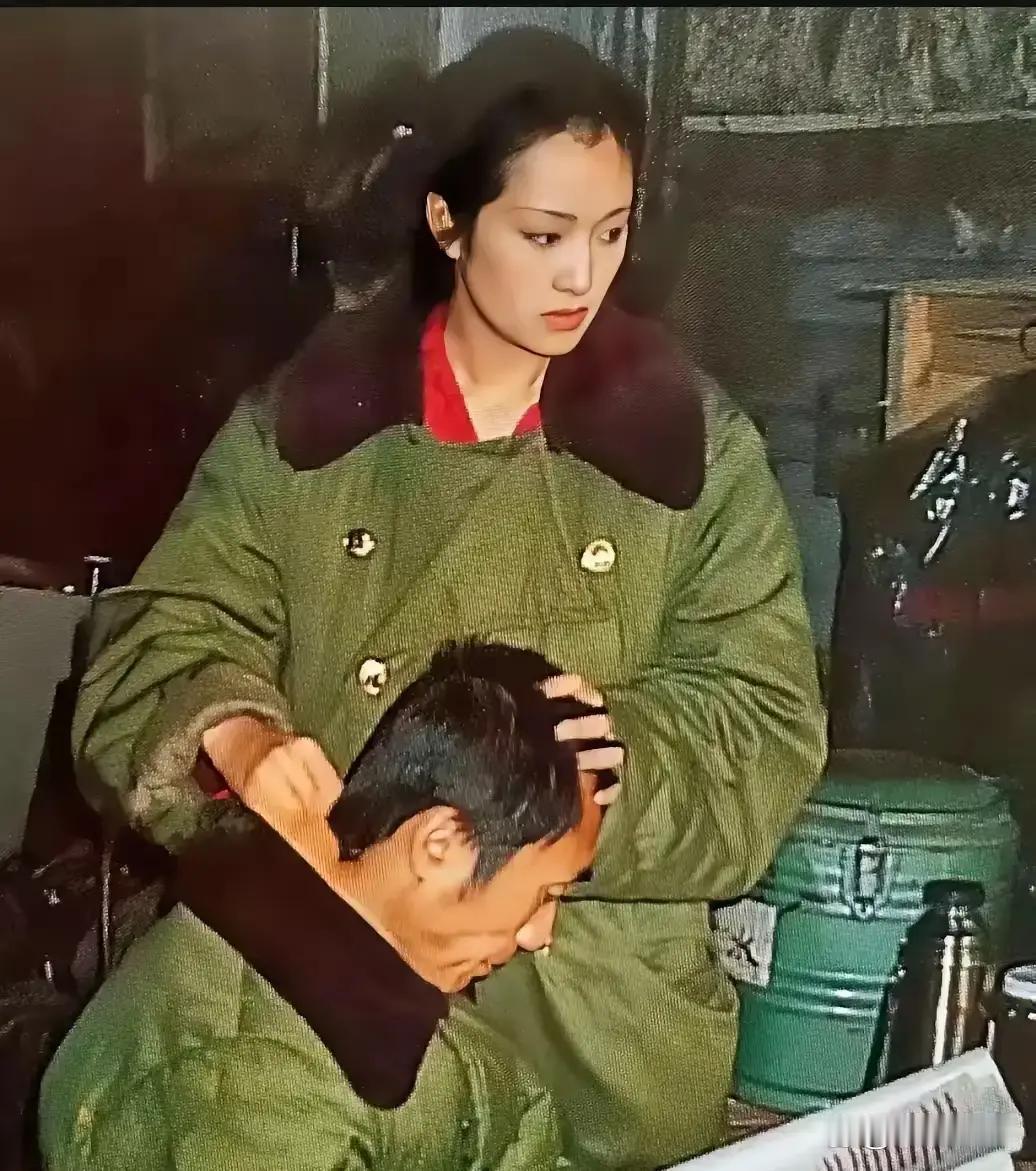 1987年巩俐在演戏现场的场景！