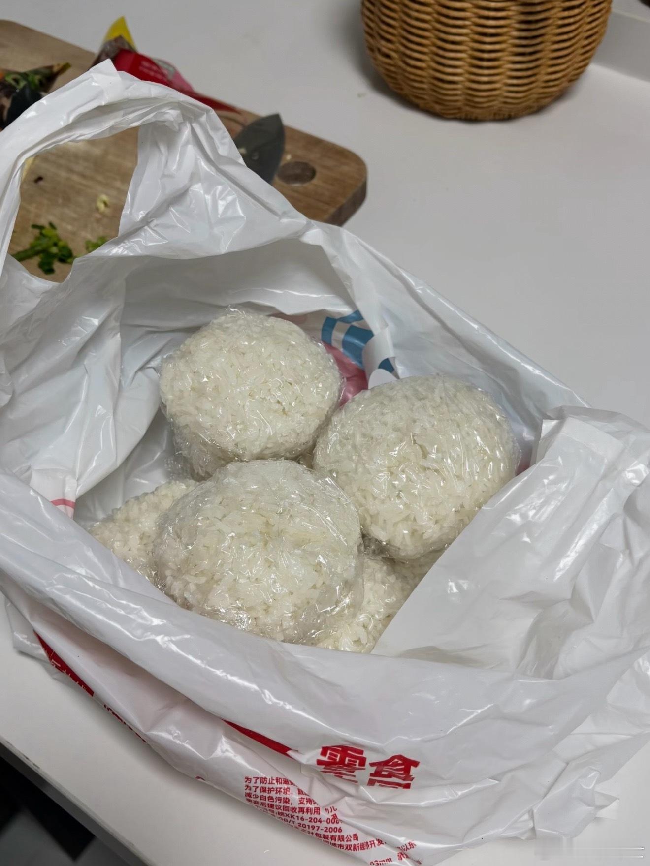懒人能懒到什么程度…懒得每天洗米，懒得每次蒸饭洗锅，于是我成为了冷冻派在家吃饭能