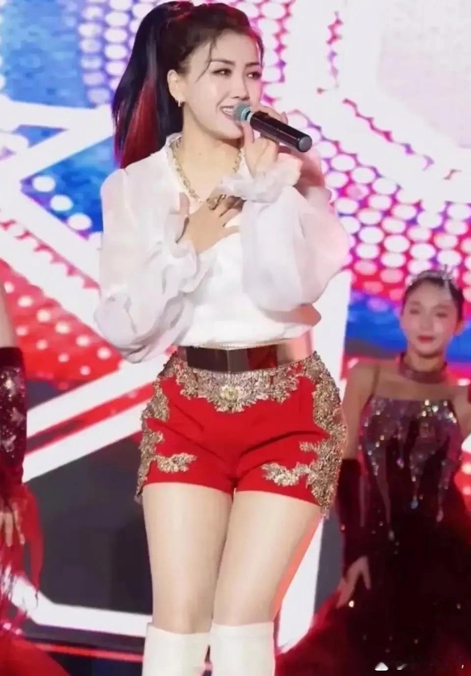 王蓉的婚姻至今成谜48岁的她身材健壮，人高马大白到发光，20多年前有一首歌曲叫我