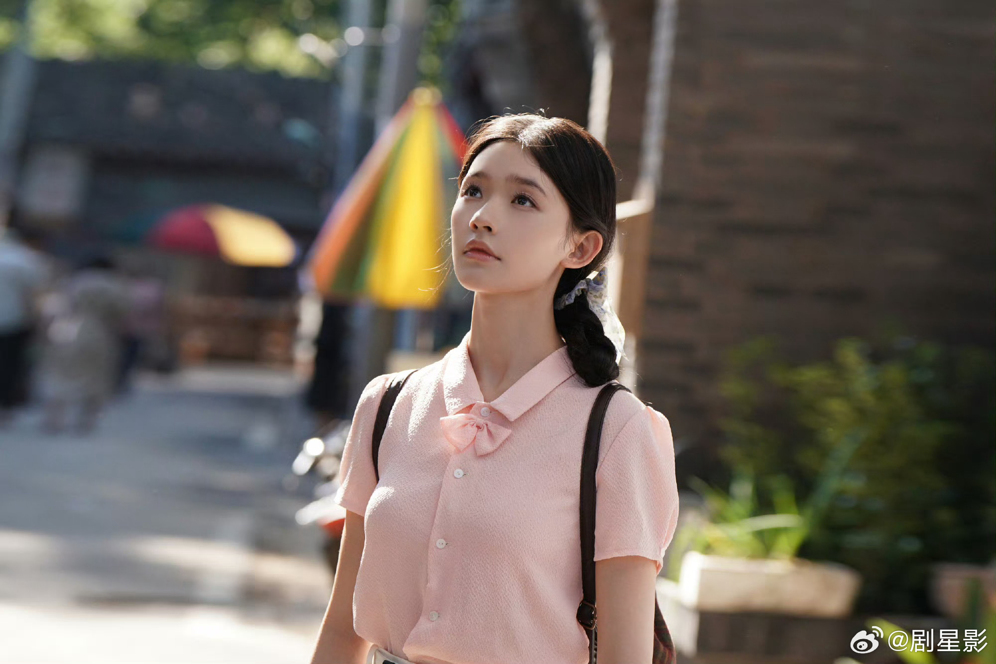 林允90年代时髦风向标林允新剧造型穿在了我的审美点上新剧里林允的造型自带胶片滤镜