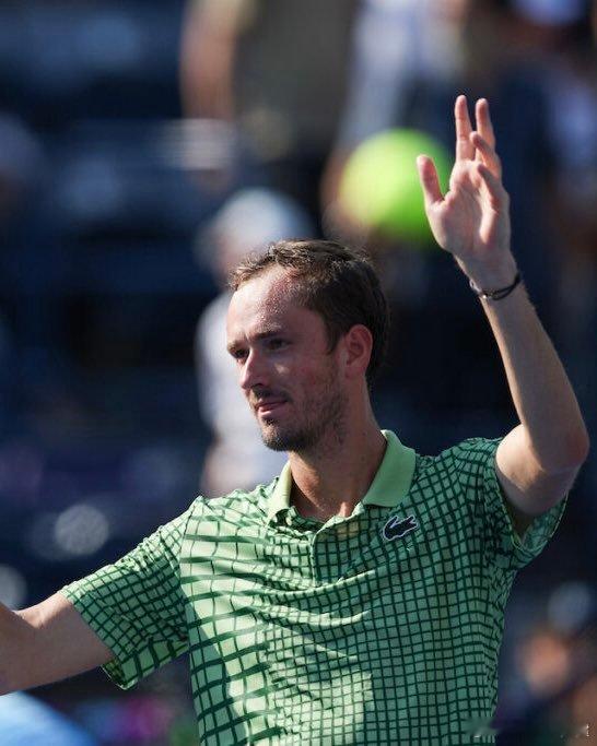 【梅德韦杰夫：你们以为我们收入很高 在抱怨什么？但我们要付出很多代价】“人们首先