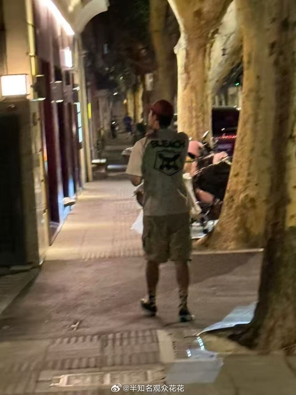又被偶遇出来溜达散步了网友偶遇黄景瑜散步上海偶遇黄景瑜散步 ​​​