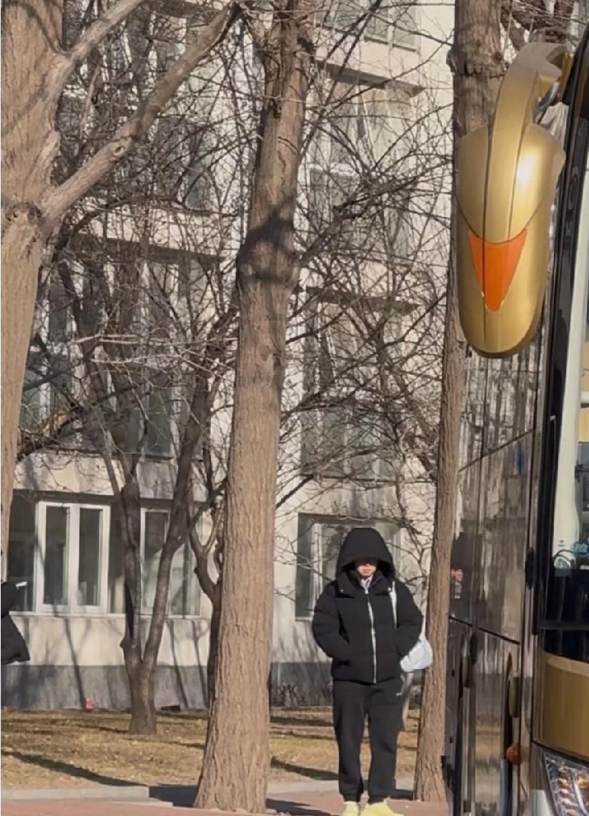 刚刷到！大年初二的孙颖莎，寒风里的身影太戳人了
 
刚刷到这个视频，真的破防了。