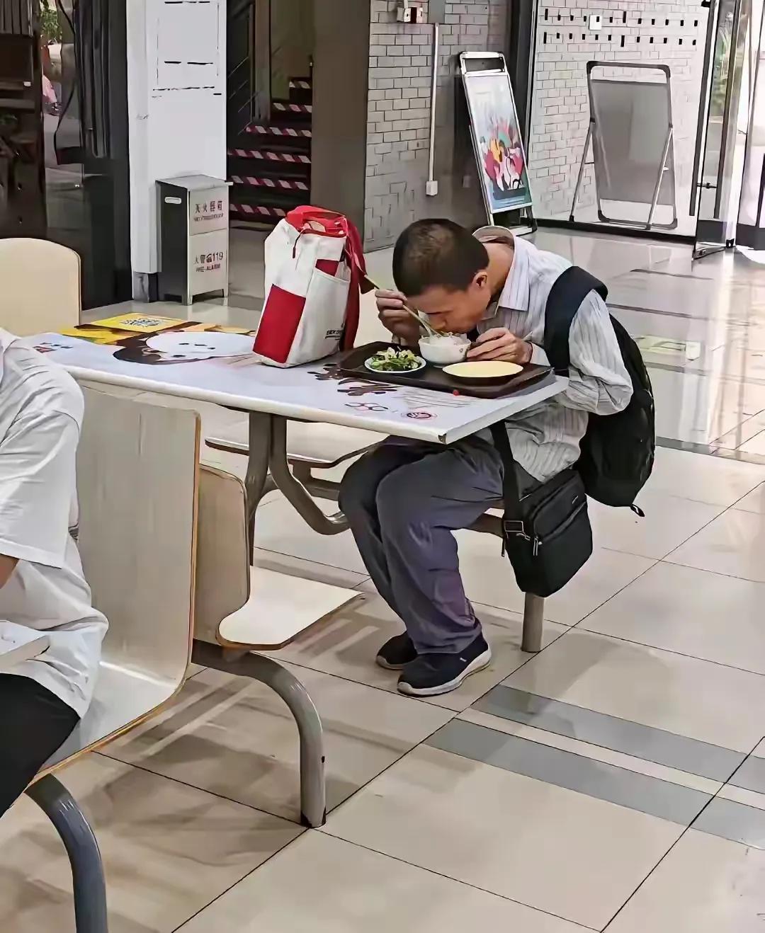 嗐，他才是真正有理想的人……。

而且，他吃饭是为了维持生命追求理想，吃什么他不