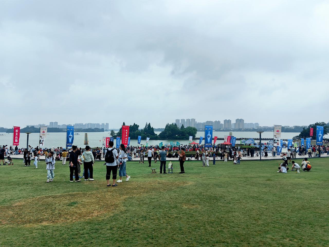 「龙湖竞渡，端午流芳」
 — 姥姥手记 2026.6.19
大龙湖观龙舟赛事，桨